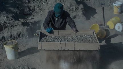 ces opérations illégales représentent un important manque à gagner, estimé entre 5 et 10% de la production annuelle du pays, selon la Chambre des mines. «Le moyen le plus efficace de combattre les extractions minières illégales est de les légaliser, explique à l'AFP le ministre adjoint des Mines, Godfrey Oliphant. Ca résout tous les problèmes. Les mineurs commencent à respecter la loi, ils paient des impôts. (…) Quand on leur a donné leur permis, on pouvait voir leurs yeux briller.»
 (Mujahid Safodien / AFP)