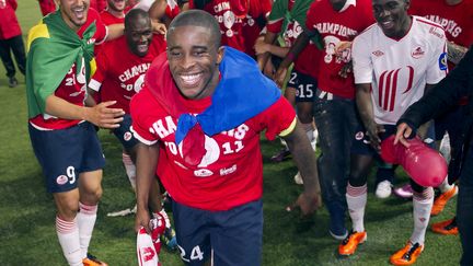 Rio Mavuba en 2011, lors des célébrations du titre de champion de France de Ligue 1 avec Lille/ (BERTRAND LANGLOIS / AFP)