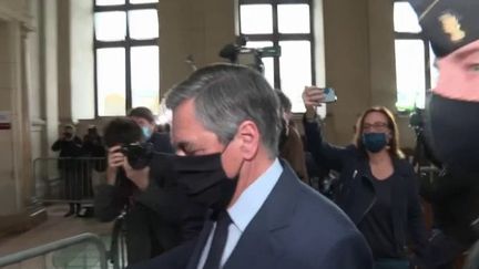 Soupçons d'emplois fictifs : le procès en appel des époux Fillon a débuté&nbsp; (France 3)