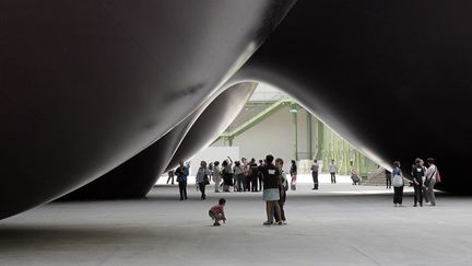 2011 &ndash; ANISH KAPOOR &ndash; ROYAUME-UNI - LEVIATHAN -&nbsp;Compos&eacute;e de quatre espaces de forme sph&eacute;rique, "Leviathan" est une sculpture monumentale de 72 000 m3. (JACQUES DEMARTHON / AFP)