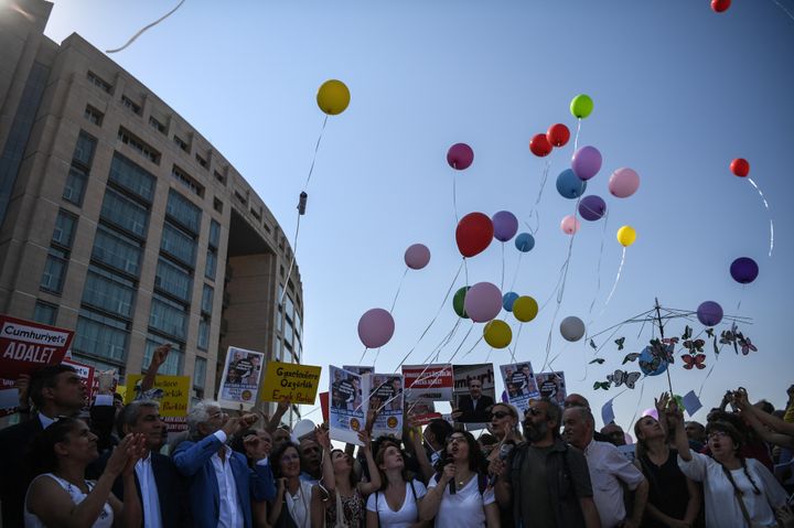 Des défenseurs des dix-sept journalistes turcs jugés manifestent devant le tribunal, le 24 juillet 2017 à Istanbul. (OZAN KOSE / AFP)