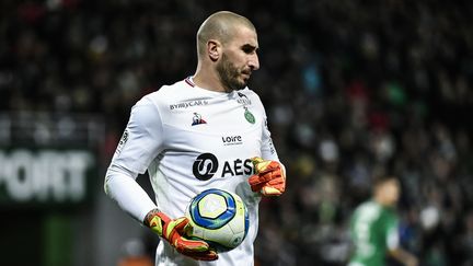 Stéphane Ruffier sous les couleurs de l'AS Saint-Étienne lors du match de Ligue 1 entre les Verts et le Montpellier Hérault Sport Club le 24 novembre 2019. (JEFF PACHOUD / AFP)