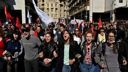 Des manifestants à Athènes, le 8 mars 2023. (LOUISA GOULIAMAKI / AFP)