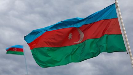 Un drapeau de l'Azerbaïdjan, au corridor de Lachin, le 26 septembre 2023. (EMMANUEL DUNAND / AFP)