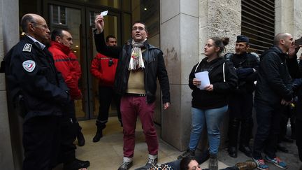 L'accès d'un professeur syndiqué à l'université de Montpellier (Hérault) est refusée, le 3 avril 2018, lors de la réouverture des locaux.&nbsp; (SYLVAIN THOMAS / AFP)