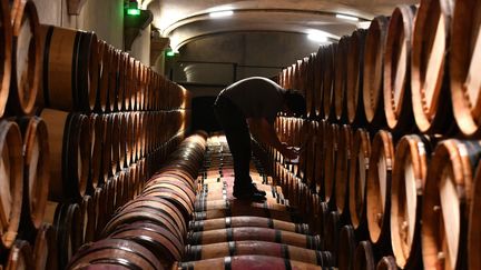 Des futs dans une cave de Margaux (Gironde). (GEORGES GOBET / AFP)