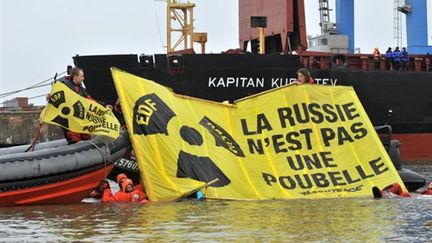 Nucléaire: action coup de poing de Greenpeace en Loire-Atlantique, le 12 mars 2010. (AFP/FRANK PERRY)