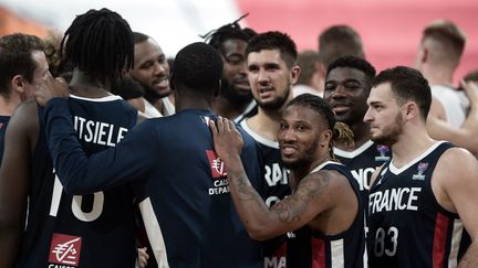 Les joueurs de l'équipe de France de basket. (IROZ GAIZKA / AFP)