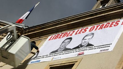 Une banderole demandant la libération d'Hervé Ghesquière et Stéphane Taponier à la mairie de Caen (7 juin 2010) (AFP/KENZO TRIBOUILLARD)