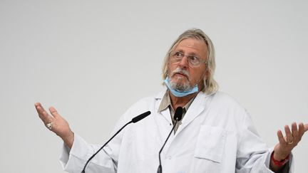 Le professeur Didier Raoult, directeur de l'IHU de Marseille, donne une conférence de presse sur la situation du Covid-19 à Marseille (Bouches-du-Rhône), le 27 août 2020. (CHRISTOPHE SIMON / AFP)