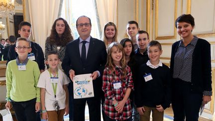 &nbsp; (Reçus à l'Elysée, les collégiens ont remis le livre blanc de la jeunesse sur le climat au Président François Hollande, en présence de la ministre de l’Education nationale Najat Vallaud-Belkacem © Présidence de la République – L.Blevennec)