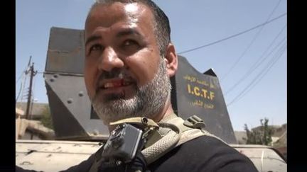 Le journaliste irakien&nbsp;Ammar Al-Waeli montre sa caméra GoPro détruite par le balle d'un tireur&nbsp;embusqué jihadiste dans Mossoul, (Irak), le 12 mai 2017. (AMMAR AL-WAELI / FACEBOOK)