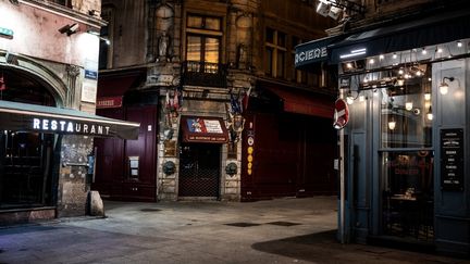 La rue Mercière à Lyon (Rhône), habituellement très animée, semblait s'être endormie, le 17 octobre 2020.&nbsp; (JEFF PACHOUD / AFP)