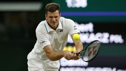 Le Polonais Hubert Hurkacz au retour face au Russe Daniil Medvedev,&nbsp;dans un match comptant pour les 8e de finale de Wimbledon et disputé sur deux jours, conclu le 6 juillet 2021. (ADRIAN DENNIS / AFP)