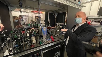 Christophe Jurczak, président de Pasqal,&nbsp;devant un&nbsp;prototype d'ordinateur quantique conçu avec l'institut d'optique de Saclay. (JEROME COLOMBAIN / RADIOFRANCE)