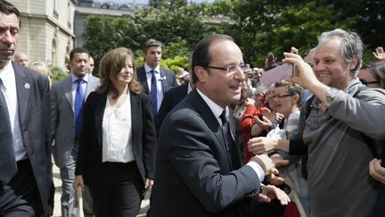 Les jardins du Palais pr&eacute;sidentiel ont &eacute;t&eacute; ouverts au public samedi 14 juillet 2012 apr&egrave;s les c&eacute;r&eacute;monies militaires. Fran&ccedil;ois Hollande et sa compagne Val&eacute;rie Trierweiler y ont fait une apparition. (KENZO TRIBOUILLARD / POOL)