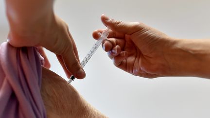 Une injection de vaccin contre le Covid-19 dans la Loire, le 29 septembre 2021. (REMY PERRIN / MAXPPP)