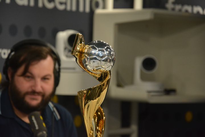 &nbsp;La Coupe du monde féminine de football admirée par Xavier Monferran dans le studio 421 de franceinfo, à Paris le 13 juin 2019. (JEAN-CHRISTOPHE BOURDILLAT / RADIO FRANCE)