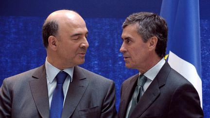 Pierre Moscovici et Jérôme Cahuzac sont vagues sur une éventuelle hausse de la CSG. (ERIC PIERMONT / AFP)