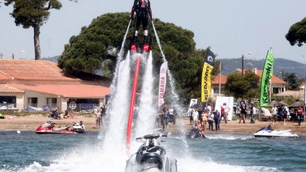 D&eacute;monstration de flyboard par son cr&eacute;ateur Zapatta &agrave; la base jet Audemar le 12 mai 2012 (LAURENT MARTINAT / MAXPPP)