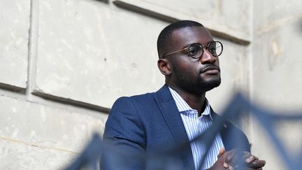 Le député La France insoumise du Val-d'Oise Carlos Martens Bilongo devant l'Assemblée nationale, le 4 novembre 2022. (ALAIN JOCARD / AFP)