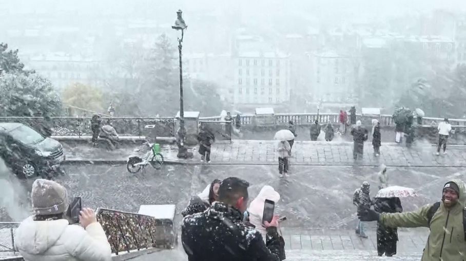 De Paris à Versailles, la neige en région parisienne enchante les touristes et surprend les habitants