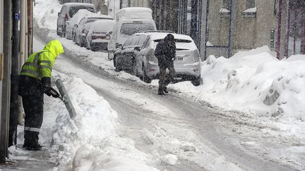 La neige dans les rues de Saint-Martin-en-Haut (Rh&ocirc;ne), le 22 novembre 2013. ( MAXPPP)