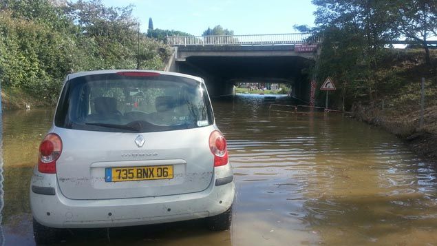 &nbsp; (Un pont inondé à Mandelieu-La Napoule, dimanche après-midi © Radio France - Benjamin Chauvin)