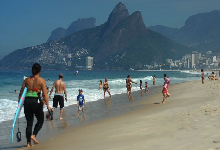 Des baigneurs sur la plage d'Ipanema, &agrave; Rio de Janeiro (Br&eacute;sil), le 10 avril 2014. (ALESSANDRO BUZAS / AGENCIA O DIA / ESTADAO CONTEUDO / AFP)