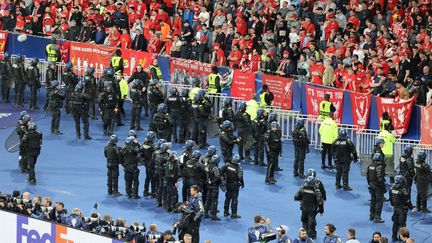 Un cordon de policiers mis en place devant des supporters de Liverpool après la finale de la Ligue des champions, au Stade de France, samedi 28 mai 2022. (THOMAS COEX / AFP)