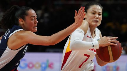 La Française Sarah Michel en défense sur la Chinoise&nbsp;Yang Liwei, lors du quart de finale de la Coupe du monde, le 29 septembre 2022. (MARK BAKER / AP)