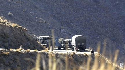 &nbsp; (Des véhicules militaires algériens dans le secteur où Hervé Gourdel a été enlevé. © REUTERS/Louafi Larbi)