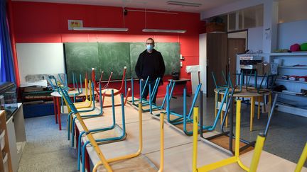 Un directeur d'école pose dans une classe, le 11 janvier 2022, à Lille (Nord). (MAXPPP)