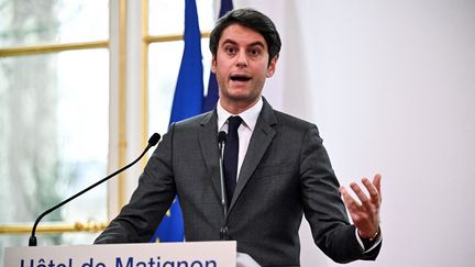 Le Premier ministre, Gabriel Attal, à Matignon, le 1er février 2024. (JULIEN DE ROSA / AFP)