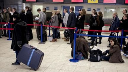 Des passagers attendent &agrave; l'a&eacute;roport de Lyon-Saint-Exup&eacute;ry (Rh&ocirc;ne) lors d'une gr&egrave;ve des agents de s&ucirc;ret&eacute;, le 19 d&eacute;cembre 2011. (JEAN-PHILIPPE KSIAZEK / AFP)