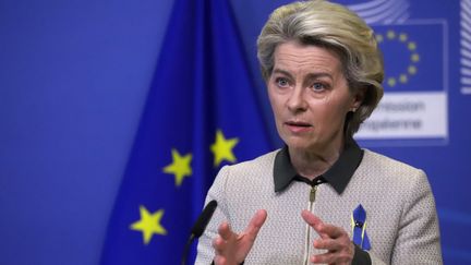 Ursula von der Leyen, la présidente de la Commission européenne, lors d'une conférence de presse, à Bruxelles (Belgique), le 7 mars 2022. (VALERIA MONGELLI / ANADOLU AGENCY / AFP)