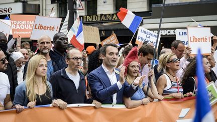 Le dirigeant des Patriotes, Florian Philippot (troisième en partant de la gauche) défile lors d'une manifestation contre le pass sanitaire, à Paris, le 21 août 2021. (JACOPO LANDI / HANS LUCAS / AFP)