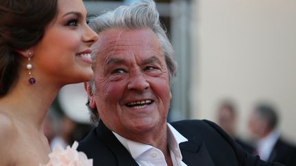 Alain Delon, en compagnie de Marine Lorphelin, Miss France 2013, le 26 mai 2013 au festival de Cannes (Alpes-Maritimes). (LOIC VENANCE / AFP)