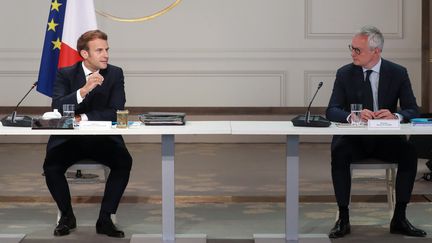 Emmanuel Macron et Bruno Le Maire, lors d'une réunion avec les partenaires sociaux à l'Elysée, le 24 juin 2020 à Paris. (LUDOVIC MARIN / POOL)