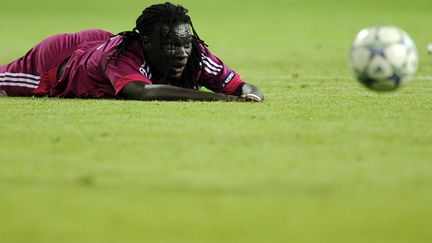 Baf&eacute;timbi Gomis, le nez dans le gazon, apr&egrave;s la d&eacute;faite de Lyon sur la pelouse du Real Madrid (0-4) le 18 octobre 2011. (Dani Pozo / AFP)