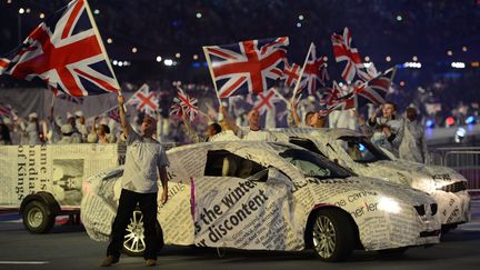 Des danseurs et des figurants agitent le drapeau de l'Union Jack, lors de la c&eacute;r&eacute;monie de cl&ocirc;ture des Jeux olympiques de Londres, le 12 ao&ucirc;t 2012.&nbsp; (OLIVIER MORIN / AFP)