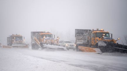 Des dizaines de chasse-neige ont été déployés sur les routes de l'Etat de New York, comme à Medford, pour éviter aux automobilistes de rester coincés dans le blizzard. (ANDREW THEODORAKIS / GETTY IMAGES NORTH AMERICA / AFP)