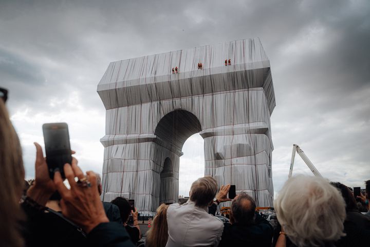 Inauguration de&nbsp;l'Arc de Triomphe empaqueté, oeuvre posthume du couple d'artistes Christo, le 16 septembre 2021 (ANDRE ALVES / HANS LUCAS)