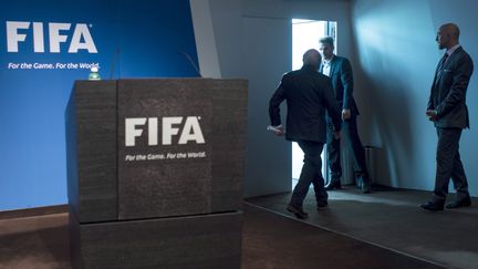 Sepp Blatter, quitte la conf&eacute;rence de presse au cours de laquelle il a annonc&eacute; sa d&eacute;mission, au si&egrave;ge de la Fifa &agrave; Zurich&nbsp;(Suisse), le 2 juin 2015.&nbsp; (MAXPPP)