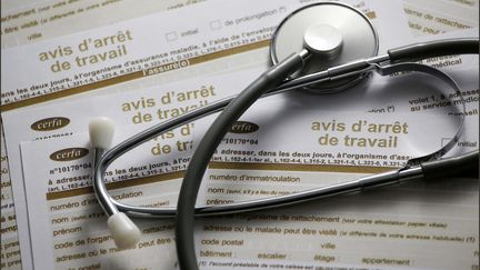 Un stéthoscope posé sur des formulaires d'arrêt de travail. (MAXPPP)