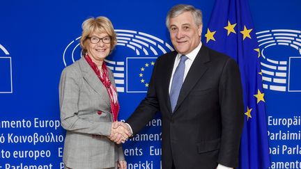 L'eurodéputée Elisabeth Morin-Chartier félicitée par Antonio Tajani, le nouveau Président du Parlement européen (© European Union 2017 - Source : EP)