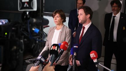 La ministre des Affaires étrangères, Catherine Colonna, et le ministre délégué aux Transports, Clément Beaune, accueillent des rapatriés français d'Israël à l'aéroport Charles-de-Gaulle à Paris, le 12 octobre 2023. (MEHDI FEDOUACH / AFP)