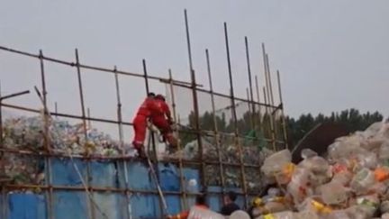 Chine : le propriétaire d'une station de recyclage piégé sous 5 mètres de plastique