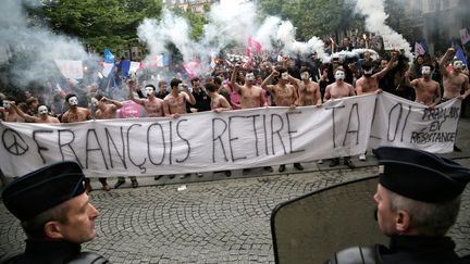 Des opposants au mariage pour tous manifestent place de la Sorbonne, &agrave; Paris, le 16 mai 2013. (MAXPPP)