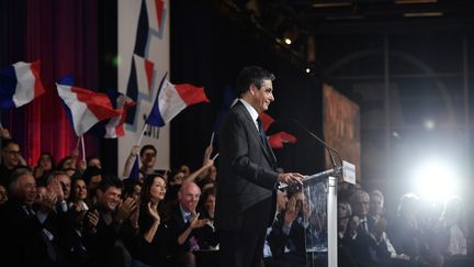 François Fillon en meeting pour le second tour de la primaire de la droite, le 25 novembre 2016 à Paris. (PHILIPPE LOPEZ / AFP)